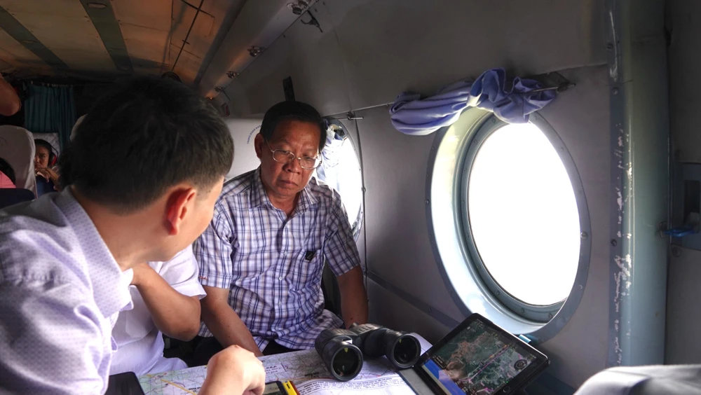 Chủ tịch UBND TP.HCM Phan Văn Mãi trên chuyến bay khảo sát. Ảnh: H.THƯ