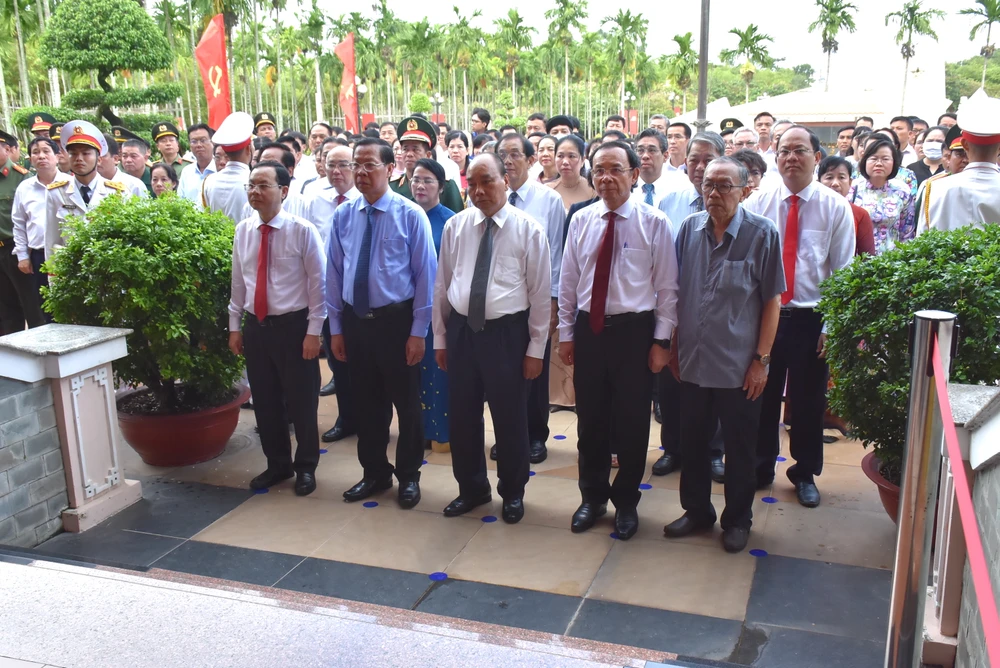 Nguyên Chủ tịch nước Nguyễn Xuân Phúc cùng đoàn lãnh đạo TP.HCM dâng hương tại Ngã Ba Giồng. Ảnh: HÀ THƯ