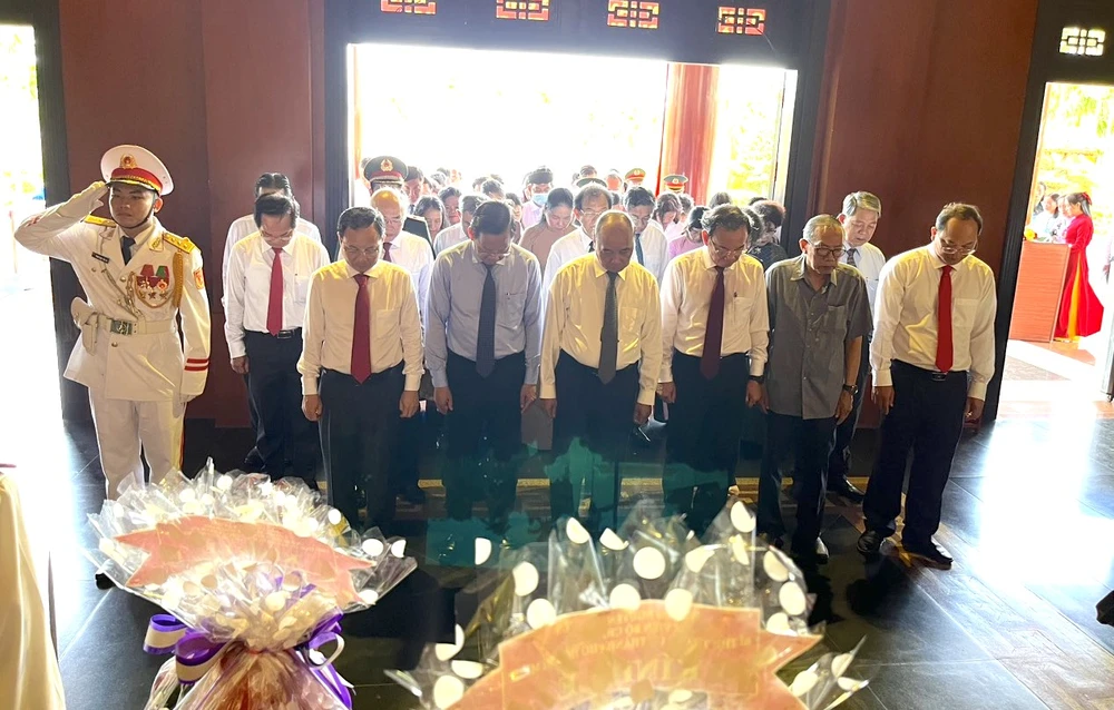 Đoàn đại biểu đã dành một phút mặc niệm để tưởng nhớ Chủ tịch Hồ Chí Minh và các nguyên lãnh đạo Đảng, chiến sĩ, đồng bào đã hy sinh. Ảnh: H.THƯ