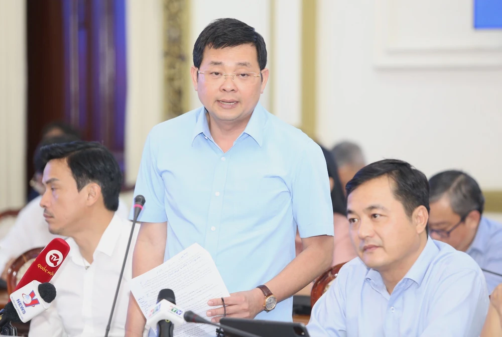 Giám đốc Sở TN&amp;MT TP.HCM Nguyễn Toàn Thắng phát biểu tại phiên họp. Ảnh: HÀ THƯ
