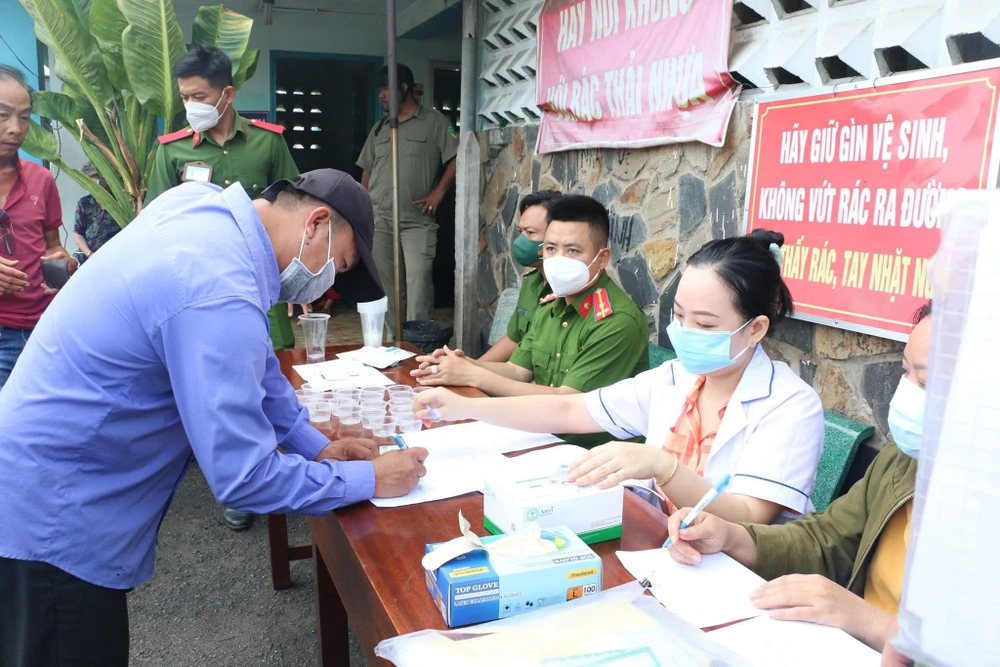 Lực lượng chức năng test nhanh ma tuý đối với tài xế xe buýt. Ảnh: H.TUẤN Lực lượng chức năng test nhanh ma tuý đối với tài xế xe buýt. Ảnh: H.TUẤN