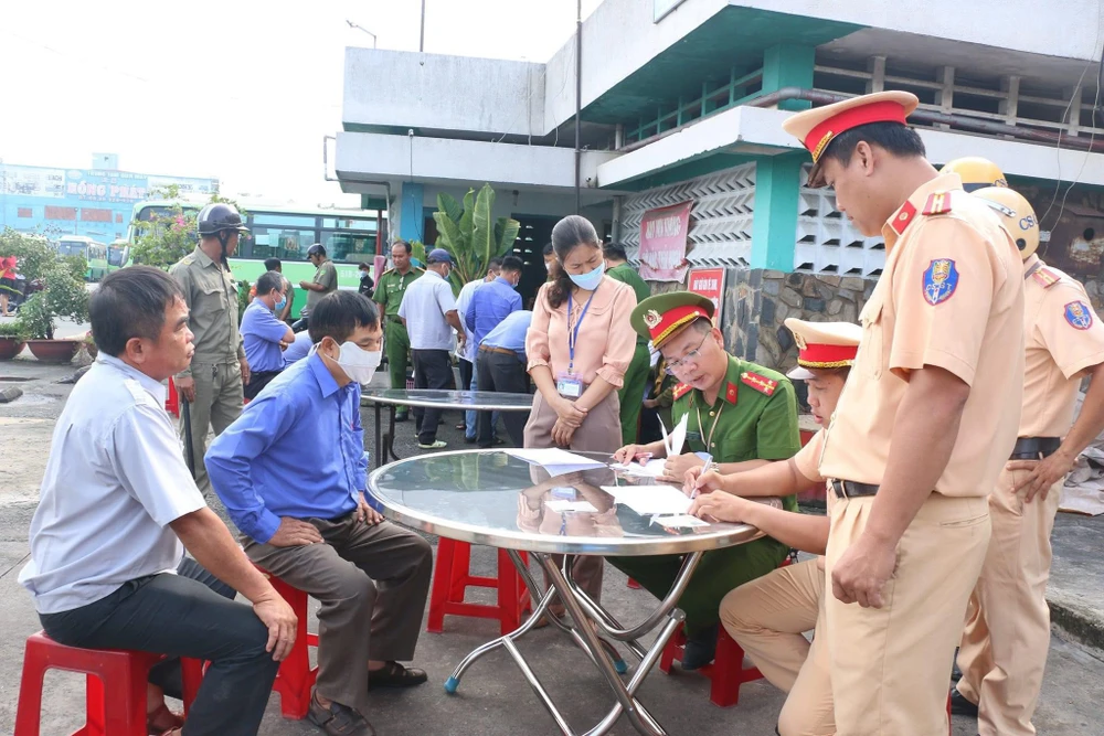 CSGT huyện Củ Chi vận động tài xế ký cam kết. Ảnh: H.TUẤN CSGT huyện Củ Chi vận động tài xế ký cam kết. Ảnh: H.TUẤN