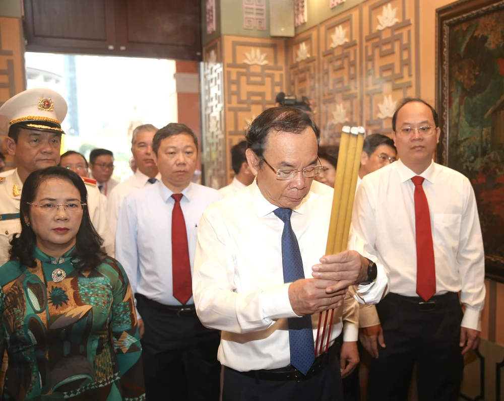 Đoàn đại biểu TP.HCM dâng hương Chủ tịch Hồ Chí Minh tại Bảo tàng Hồ Chí Minh. Ảnh: HÀ THƯ