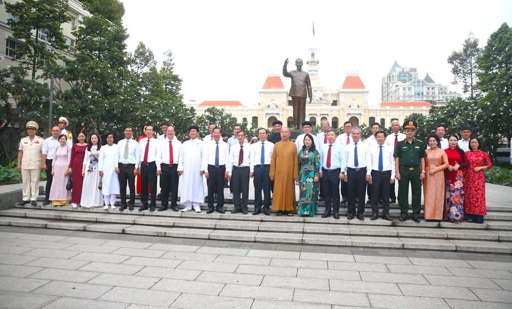 Đoàn đại biểu đã đến dâng hoa tưởng niệm Chủ tịch Hồ Chí Minh tại Công viên Tượng đài Chủ tịch Hồ Chí Minh. Ảnh: HÀ THƯ