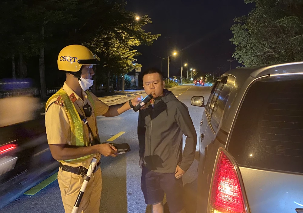 CSGT huyện Củ Chi thường xuyên kiểm tra nồng độ cồn. Ảnh: H.TUẤN