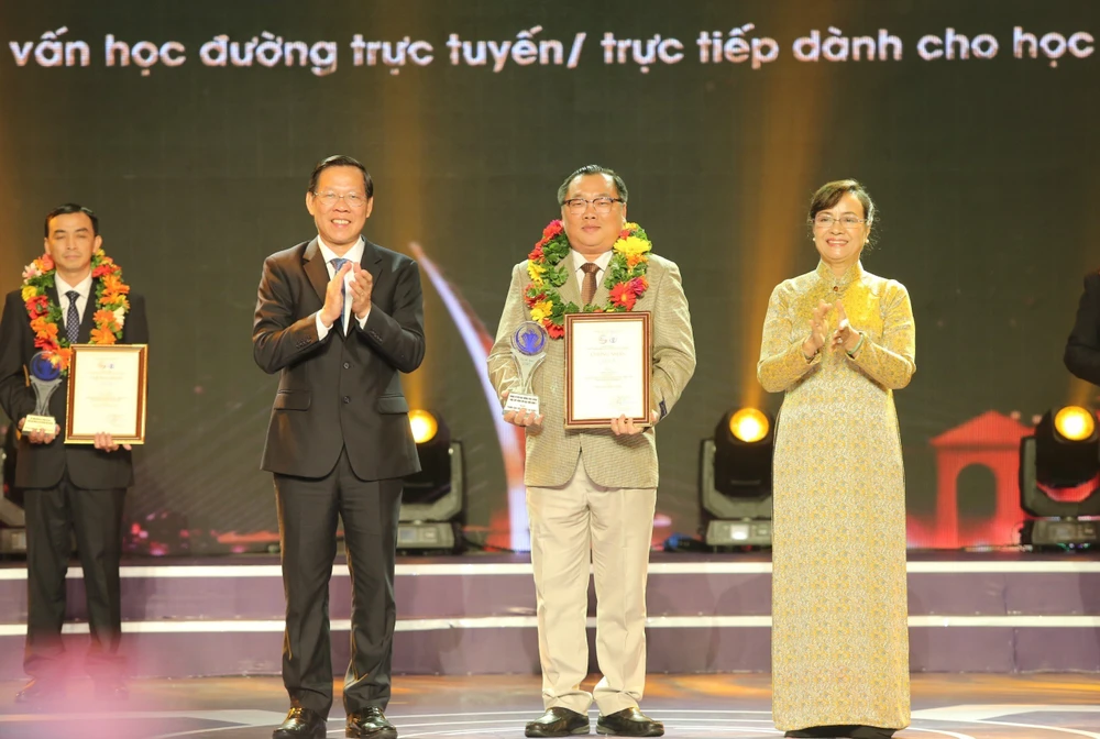 Chủ tịch UBND TP.HCM Phan Văn Mãi và nguyên Chủ tịch HĐND TP.HCM Nguyễn Thị Quyết Tâm trao giải tại buổi lễ. Ảnh: HÀ THƯ