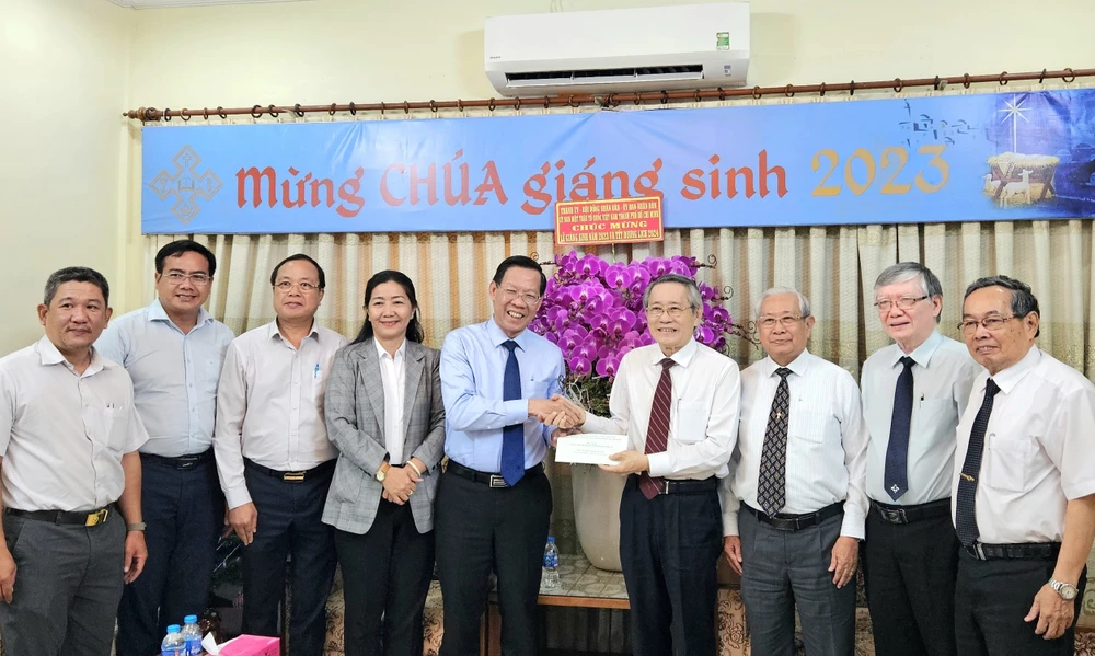 Chủ tịch Phan Văn Mãi chúc mừng các cơ sở Công giáo nhân Lễ Giáng sinh-chuc-mung-co-so-cong-giao-le-giang-sinh-2