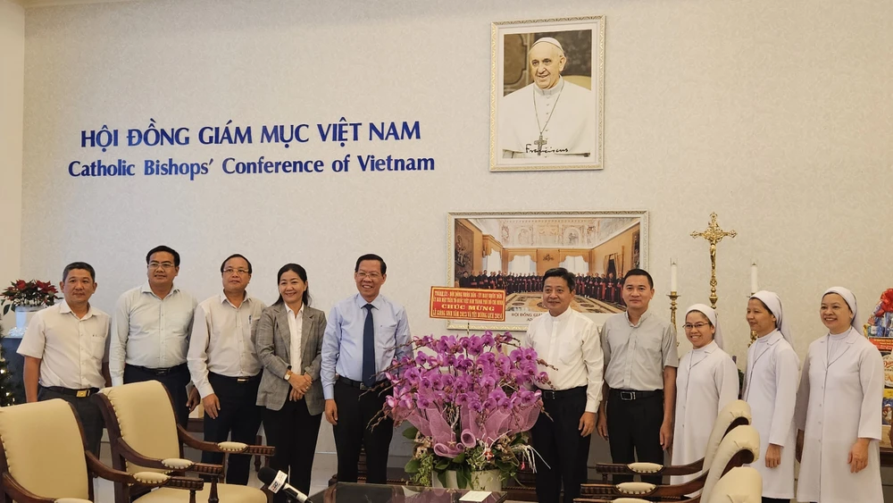 Chủ tịch Phan Văn Mãi chúc mừng các cơ sở Công giáo nhân Lễ Giáng sinh-chuc-mung-co-so-cong-giao-le-giang-sinh