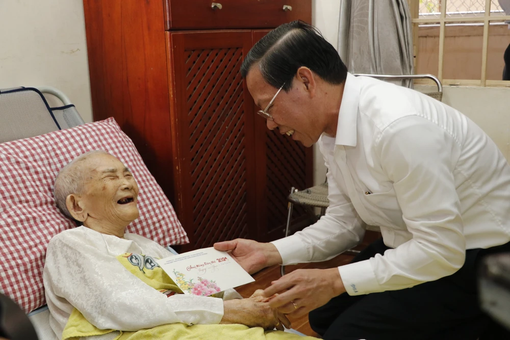 Chủ tịch Phan Văn Mãi thăm, chúc Tết Mẹ Việt Nam anh hùng, người dân khó khăn-chu-tich-phan-van-mai-chuc-tet