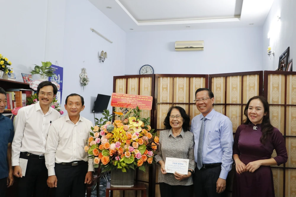 Chủ tịch Phan Văn Mãi thăm, chúc mừng các thầy thuốc tiêu biểu-chu-tich-phan-van-mai-chuc-mung-ngay-thay-thuoc