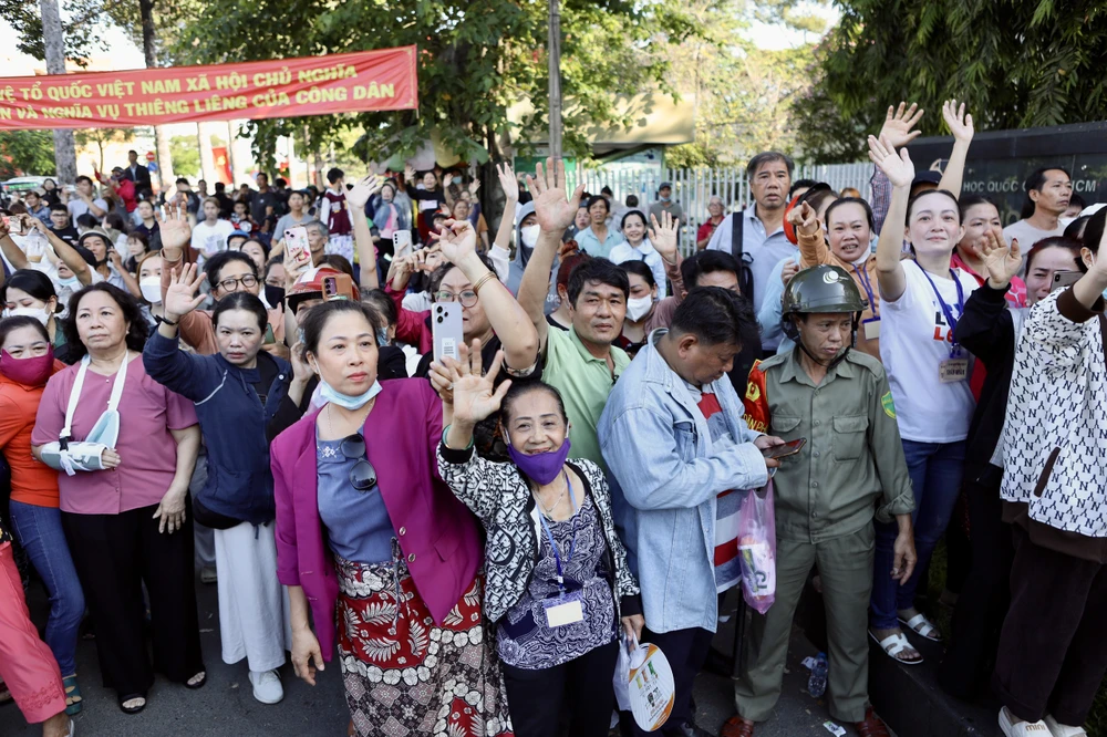 Hàng ngàn thanh niên TP.HCM hồ hởi lên đường nhập ngũ-thanh-nien-tp.hcm-len-duong-nhap-ngu