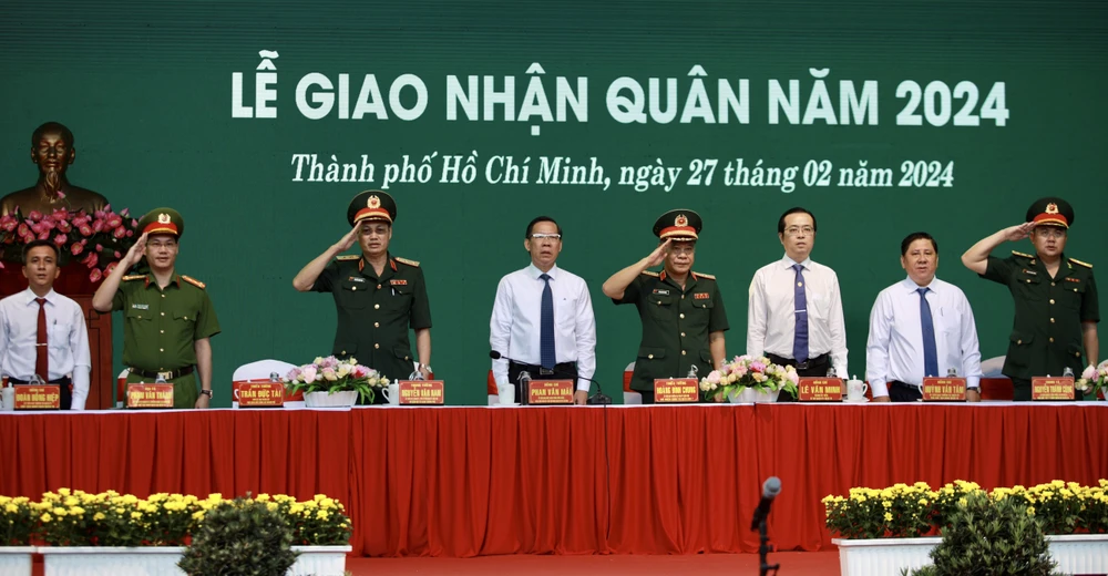 Hàng ngàn thanh niên TP.HCM hồ hởi lên đường nhập ngũ-thanh-nien-tp.hcm-len-duong-nhap-ngu