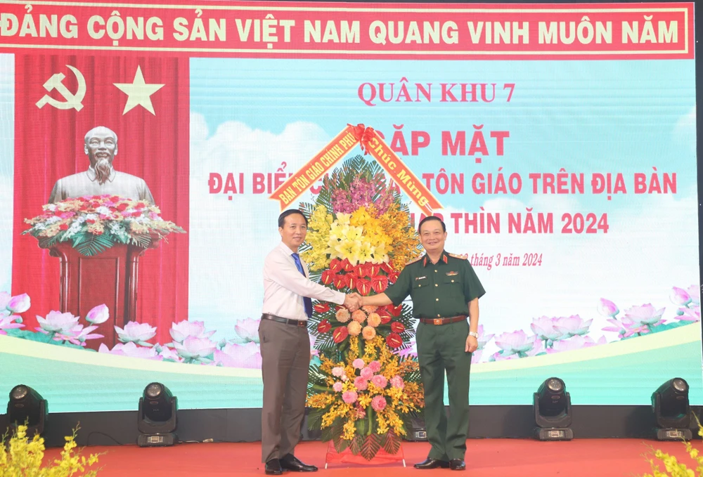 Chính uỷ Quân khu 7: Gắn bó với đồng bào tôn giáo vừa là nhiệm vụ, vừa là tình cảm quân dân-quan-khu-7-gap-mat-chuc-sac-ton-giao