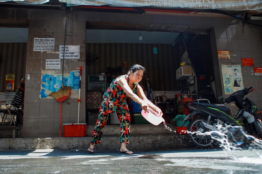 TP.HCM đề nghị người dân trữ nước ngọt vì nắng nóng kéo dài-nang-nong