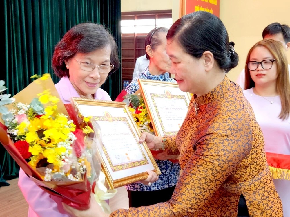 Bà Phạm Phương Thảo được nhận huy hiệu 55 tuổi Đảng-ba-pham-phuong-thao-huy-hieu-dang.jpg