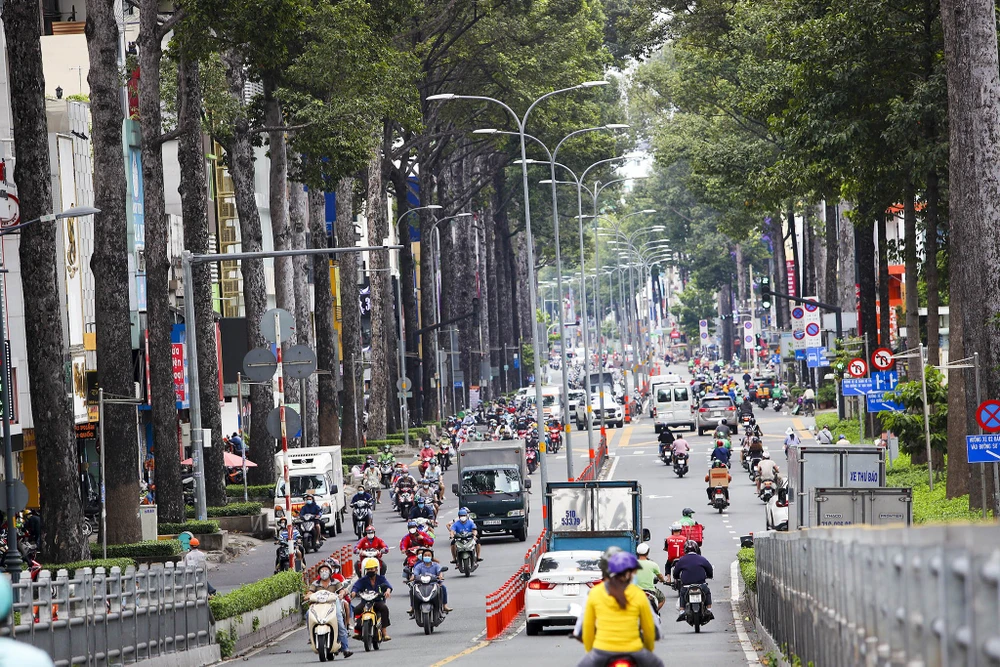 TP.HCM: Xác minh, xử lý việc tự ý gắn bảng tên đường không đúng quy định-gan-bang-ten-duong.jpg