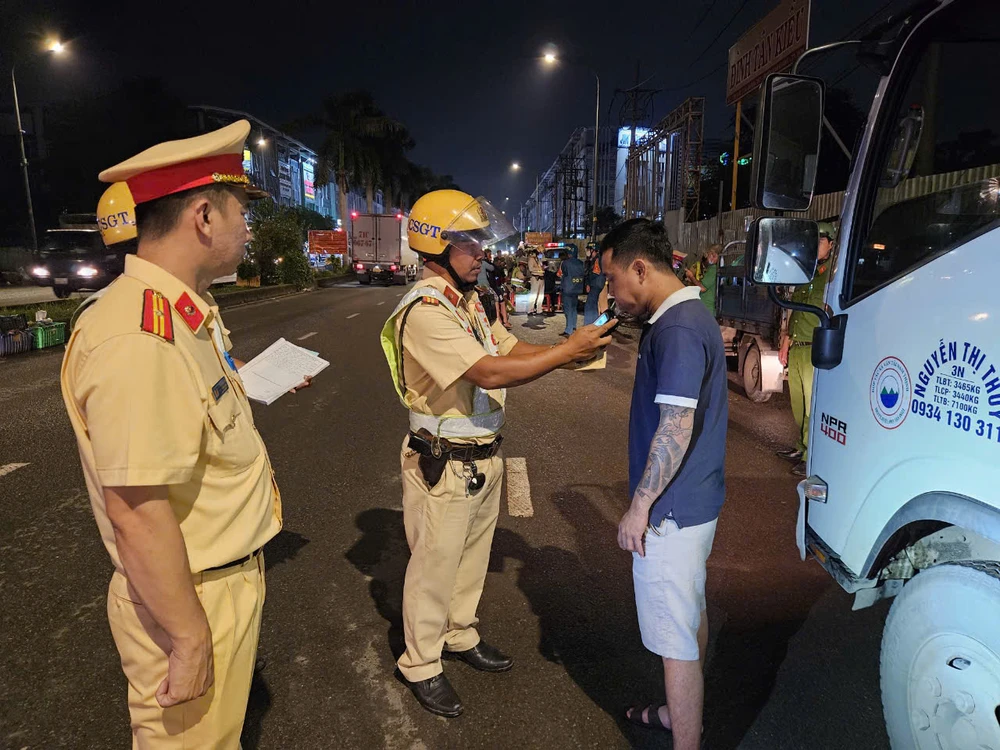 CSGT TP.HCM kiểm soát hàng trăm phương tiện ra vào chợ Bình Điền-cho-binh-dien-5.jpg