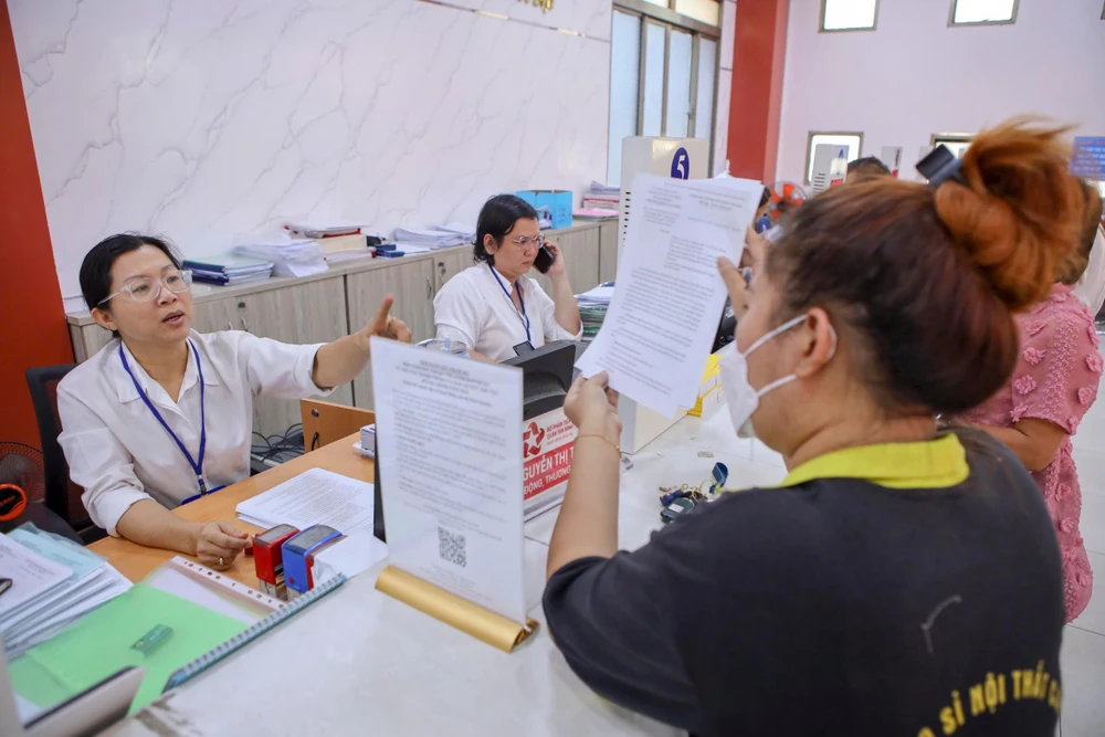 Sau khi tinh gọn bộ máy, TP.HCM sẽ có quy định thu nhập tăng thêm mới để cán bộ an tâm công tác-thu-nhap-tang-them.jpg