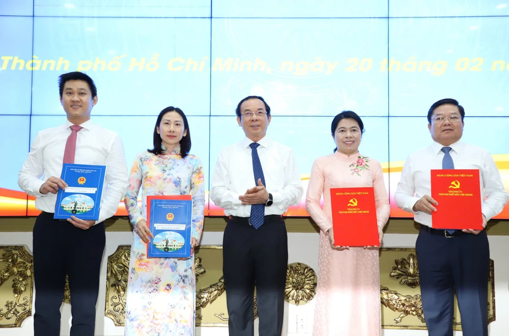 TP.HCM điều động nhiều cán bộ chủ chốt-TP.HCM điều động nhiều cán bộ chủ chốt-trao-quyet-dinh-can-bo-chu-chot-6.jpg