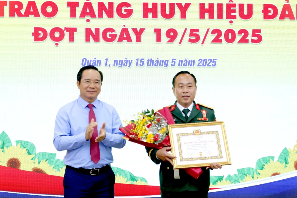 trao-huy-hieu-dang-1.jpg