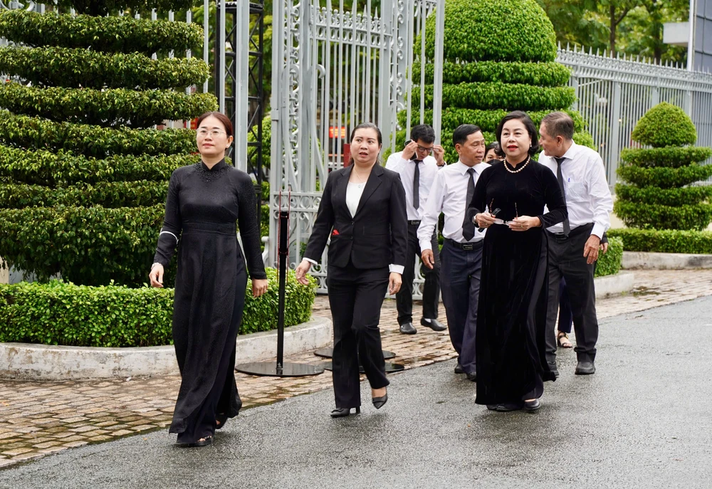 Chùm ảnh: Dòng người liên tục đến viếng nguyên Chủ tịch nước Trần Đức Lương tại TP.HCM