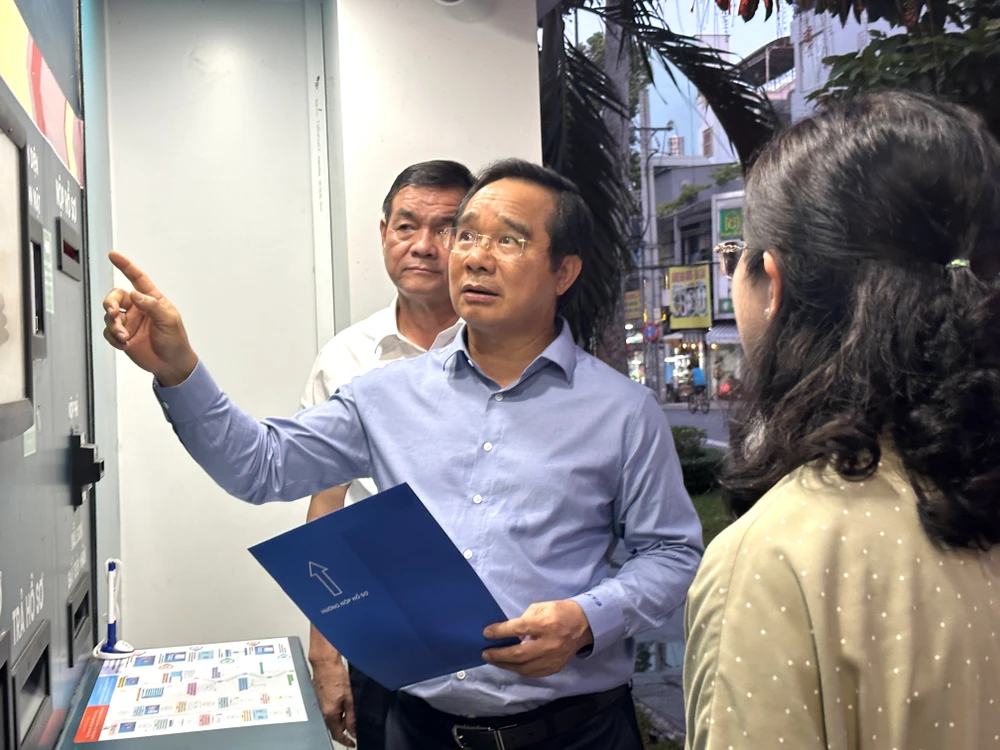 Chủ tịch TP.HCM Nguyễn Văn Được trải nghiệm nộp hồ sơ trực tuyến bằng ‘ATM 24/7’ ở quận 6-ho-so-truc-tuyen-16.JPG