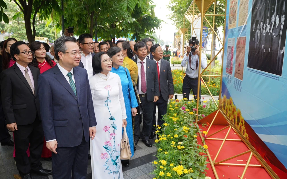 trien-lam-anh-13.jpg Phó Bí thư Thường trực TP.HCM Nguyễn Thanh Nghị dự triển lãm ảnh kỷ niệm 100 năm Báo chí Cách mạng