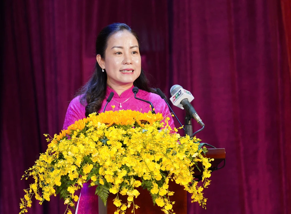 Bà Đỗ Thị Minh Quân, Bí thư Đảng ủy phường Bình Quới (một trong 22 cán bộ được cử đi cơ sở), phát biểu tại lễ công bố. Ảnh: THUẬN VĂN