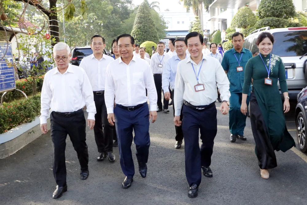 Chủ tịch UBND TP.HCM Nguyễn Văn Được, Trưởng đoàn Đại biểu Quốc hội TP.HCM Nguyễn Văn Lợi, khảo sát ở phường Dĩ An. Ảnh: LÊ ÁNH