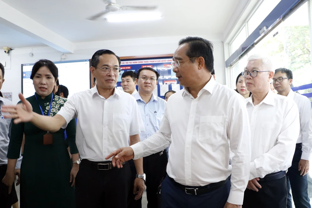 Đoàn Công tác tham quan Trung tâm hành chính công phường Dĩ An. Ảnh: LÊ ÁNH