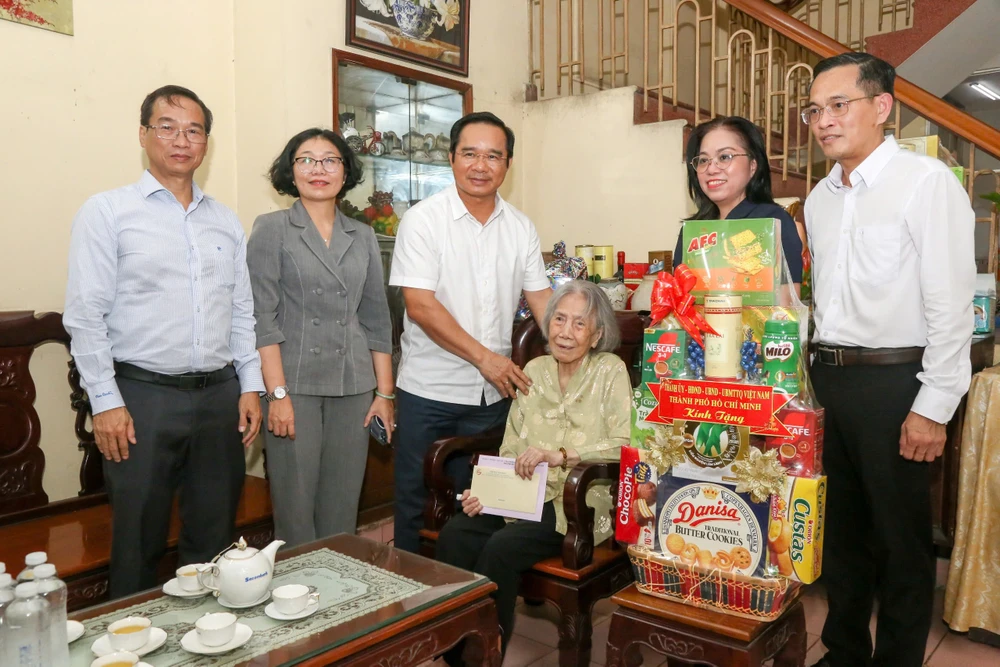 Chủ tịch UBND TP.HCM Nguyễn Văn Được tri ân gia đình chính sách tiêu biểu nhân ngày 27-7