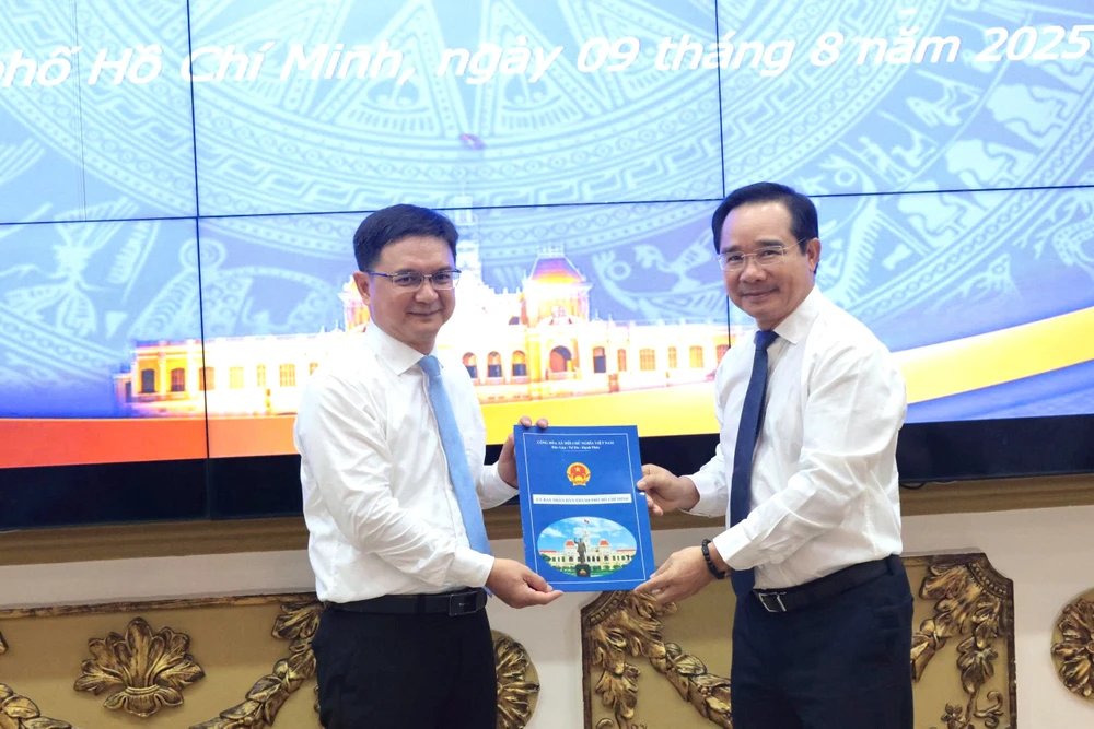 Trao quyết định phê chuẩn Phó Chủ tịch UBND TP.HCM cho ông Nguyễn Mạnh Cường-ong-nguyen-manh-cuong-2.jpg