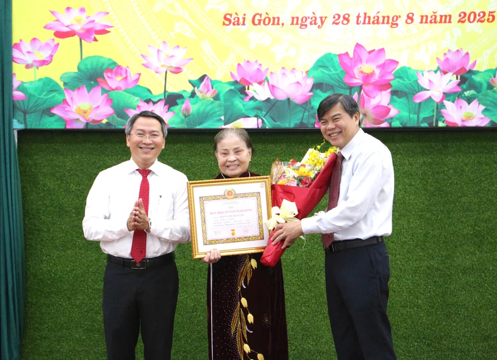 Ông Tăng Hữu Phong trao Huy hiệu Đảng tại phường Sài Gòn, TP.HCM-huy-hieu-dang-phuong-sai-gon-1.jpg