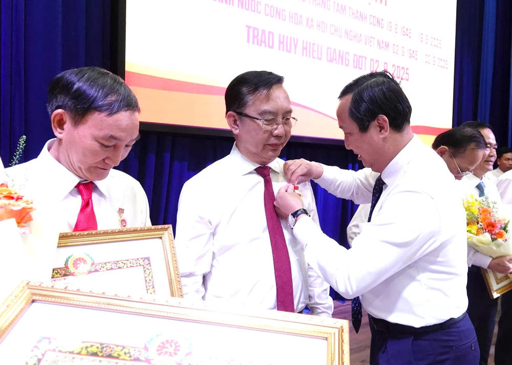 Đảng ủy UBND TP.HCM trao Huy hiệu Đảng cho 66 đảng viên