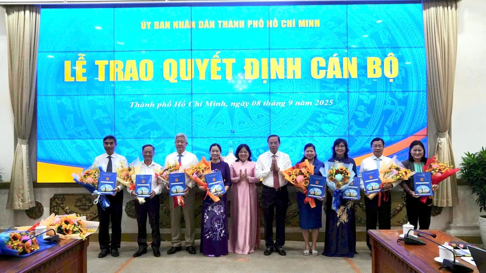 trao-quyet-dinh-1.jpg
