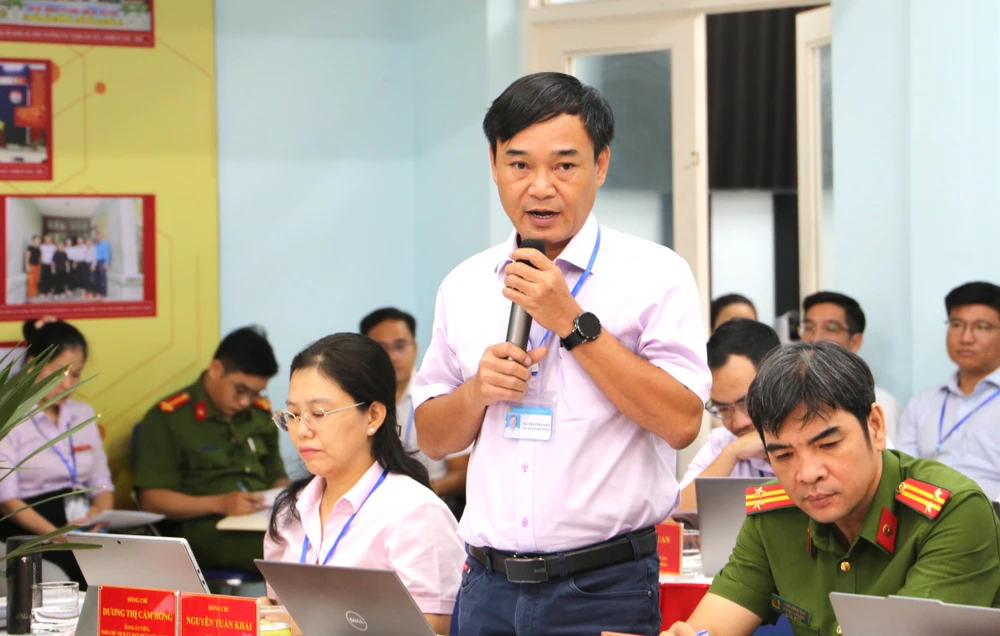 Ông Nguyễn Tuấn Khải, Phó Chủ tịch UBND phường, Giám đốc Trung tâm phục vụ hành chính công phường Phú Thuận, báo cáo tại buổi làm việc. Ảnh: HÀ THƯ