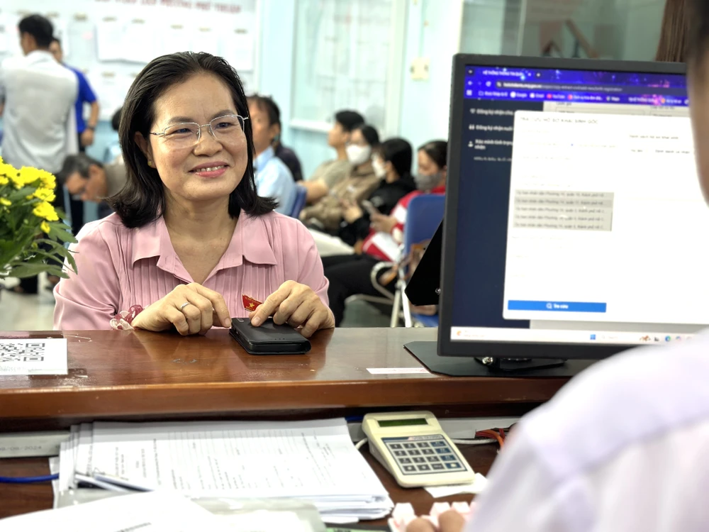 Bà Nguyễn Thị Hồng Hạnh, đại biểu Quốc hội, Giám đốc Sở Tư pháp TP.HCM, trực tiếp làm hồ sơ tại Trung tâm phục vụ hành chính công phường Phú Thuận. Ảnh: LÊ THOA