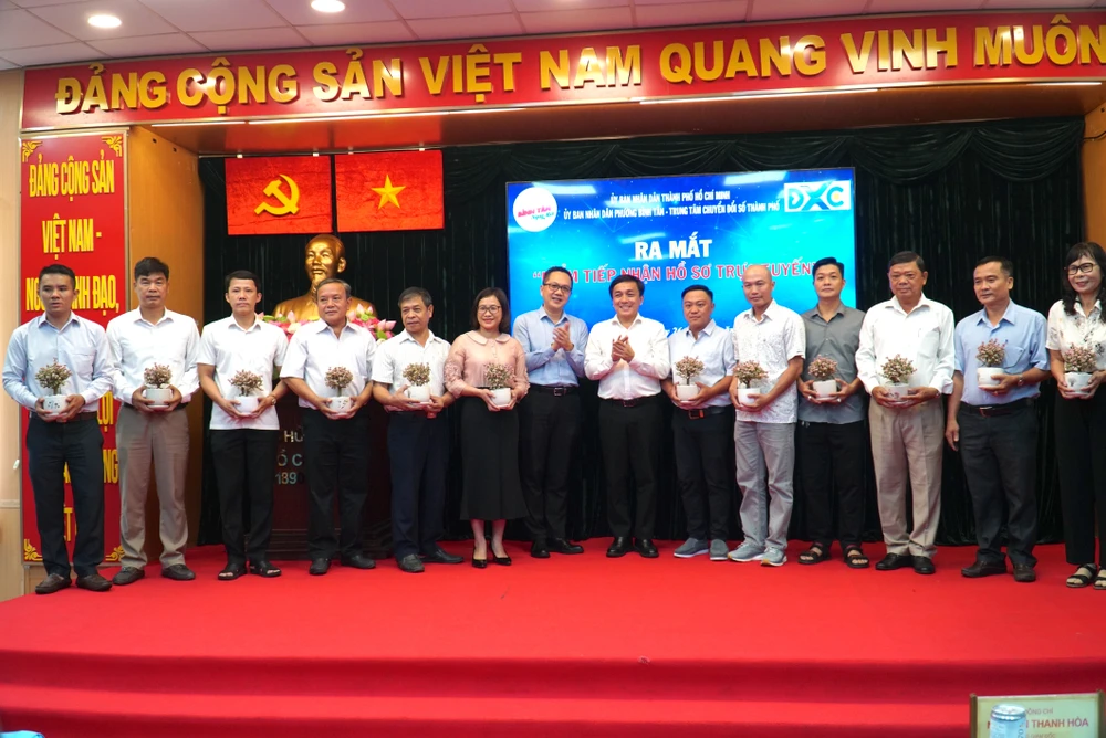 Chuyển đổi số tận cửa nhà: Phường Bình Tân 'giao KPI' cho từng cán bộ, đảng viên