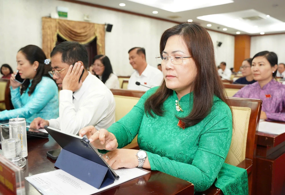 Đại biểu HĐND TP.HCM biểu quyết thông qua nghị quyết về mức hỗ trợ học phí đối với học sinh trên địa bàn TP.HCM từ năm học 2025 – 2026. Ảnh: THUẬN VĂN