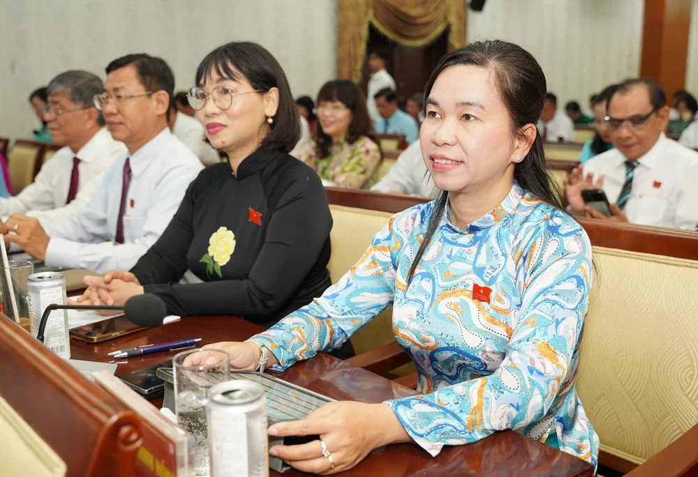 Các đại biểu biểu quyết trên hệ thống thông qua quy định chính sách, chế độ đối với người làm việc ngoài biên chế tại các Hội do Đảng, Nhà nước giao nhiệm vụ ở cấp tỉnh, cấp huyện trước thời điểm ngày 1-7-2025. Ảnh: THUẬN VĂN