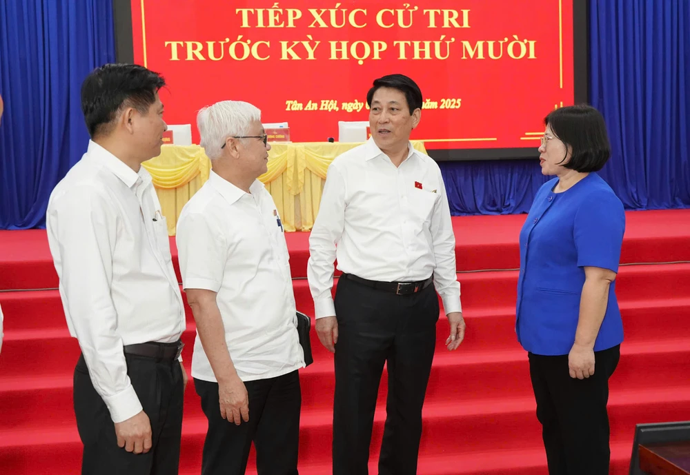 Chủ tịch nước Lương Cường trao đổi với các đại biểu bên lề buổi tiếp xúc