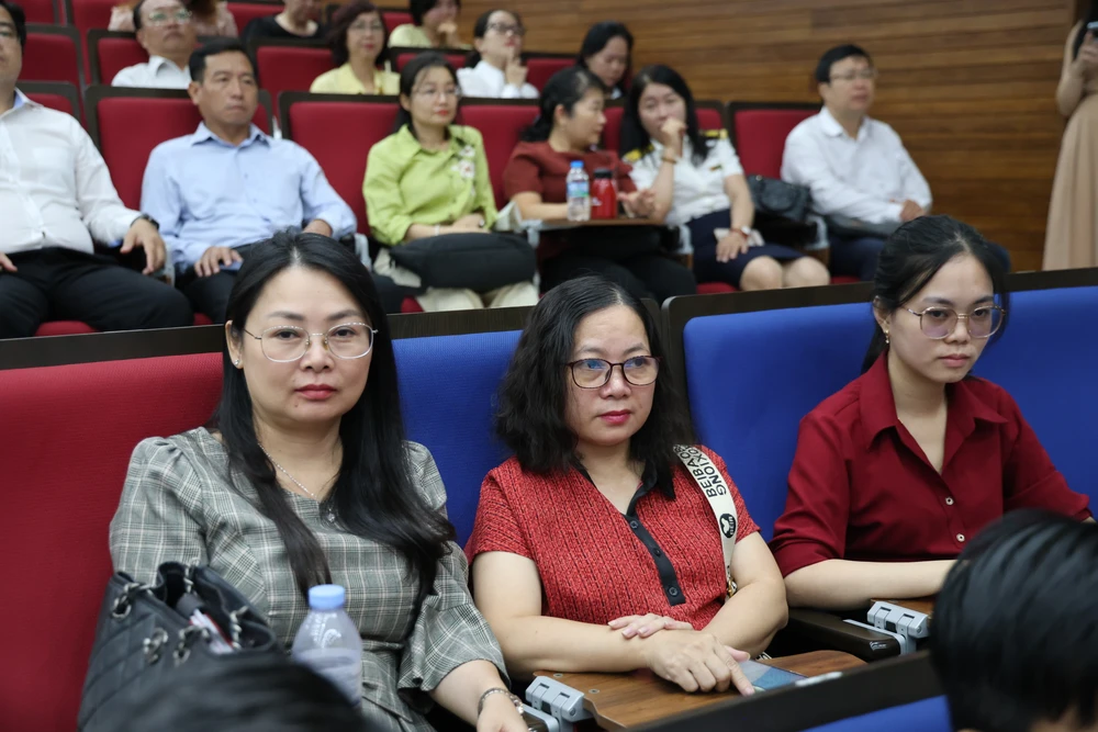 Hội nghị có sự tham dự trực tiếp và trực tuyến của 2.400 đảng viên. Ảnh: LÊ THOA