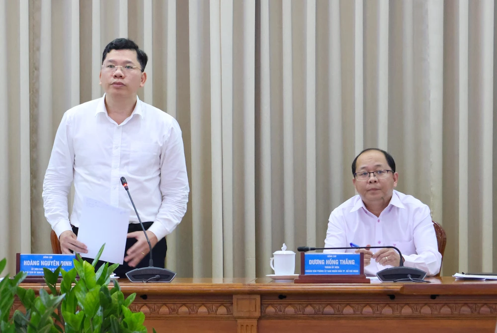 lanh-dao-tp.hcm-bieu-duong-giam-doc-so-nganh-2.JPG