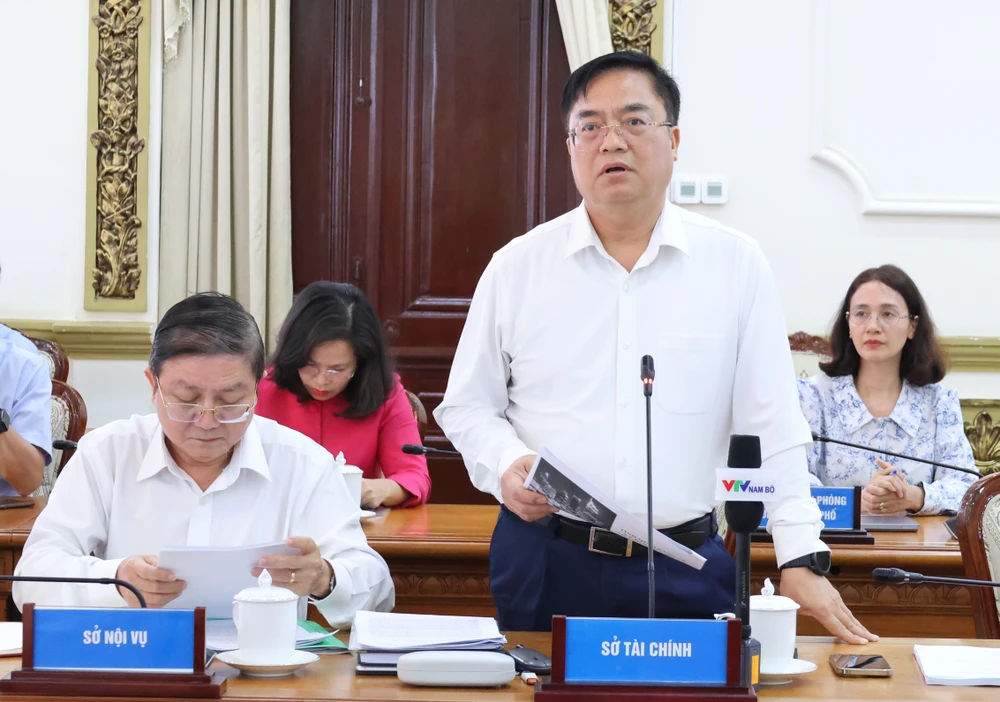 lanh-dao-tp.hcm-bieu-duong-giam-doc-so-nganh-3.jpg