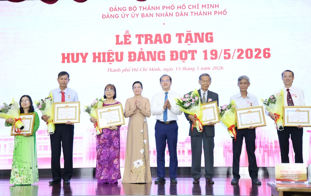 DANG-UY-UBND-TP.HCM-10.JPG