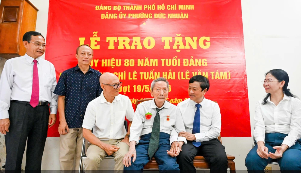 huy-hieu-80-nam-tuoi-dang-1.jpg