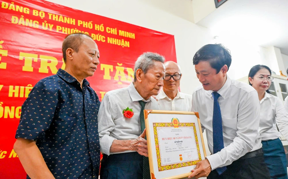 huy-hieu-80-nam-tuoi-dang-2.jpg