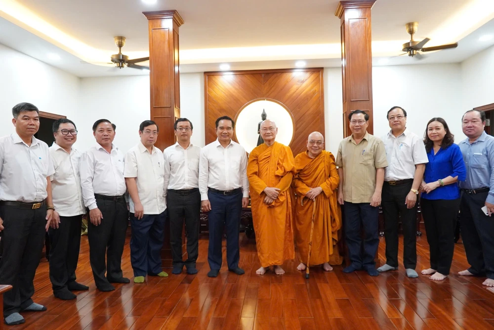chu-tich-tp.hcm-tham-phat-dan-1.jpg