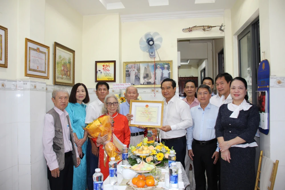 chu-tich-nguyen-van-duoc-tham-nguoi-cao-tuoi-1.jpg