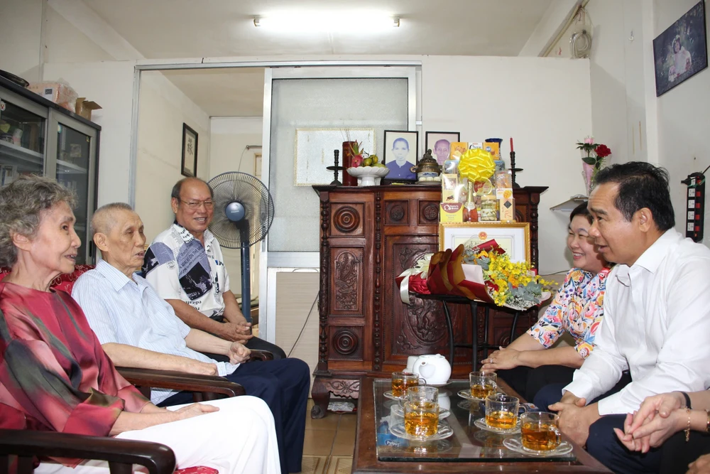 chu-tich-nguyen-van-duoc-tham-nguoi-cao-tuoi-4.jpg